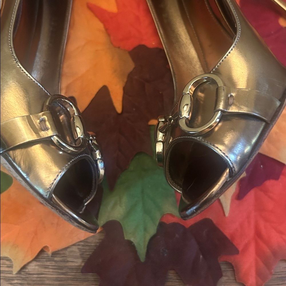 Gucci Metallic Mirror Gold Horse Bit Peep Toe Heels size 7.5 - Picture 14 of 17